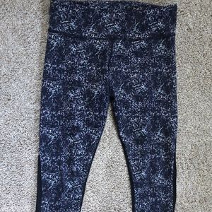 Lululemon printed crop with mesh size 6